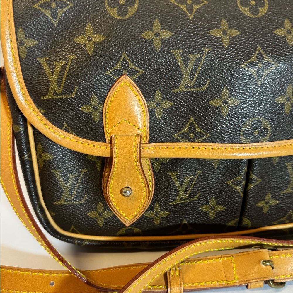 Louis Vuitton Sac Gibeciere  Crossbody - Picture 4 of 15